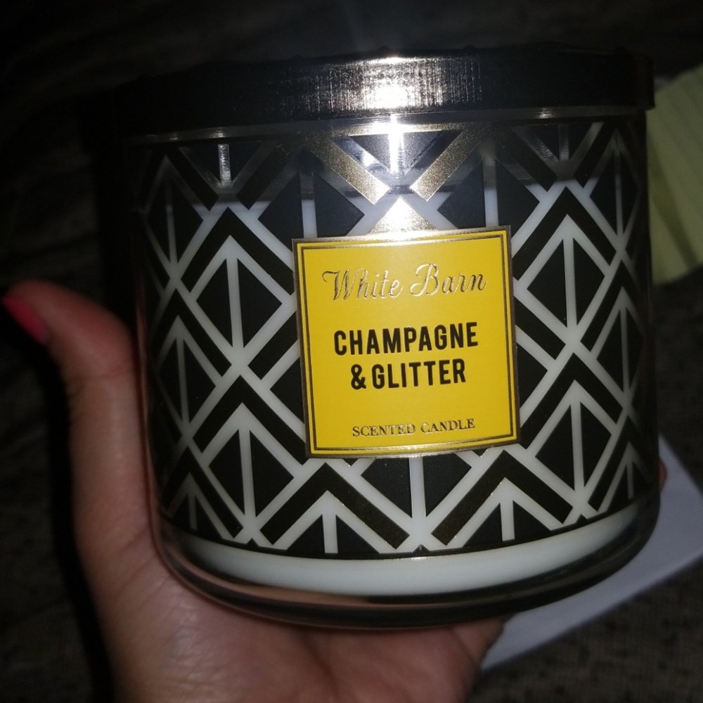 White barn champagne and glitter scented candle